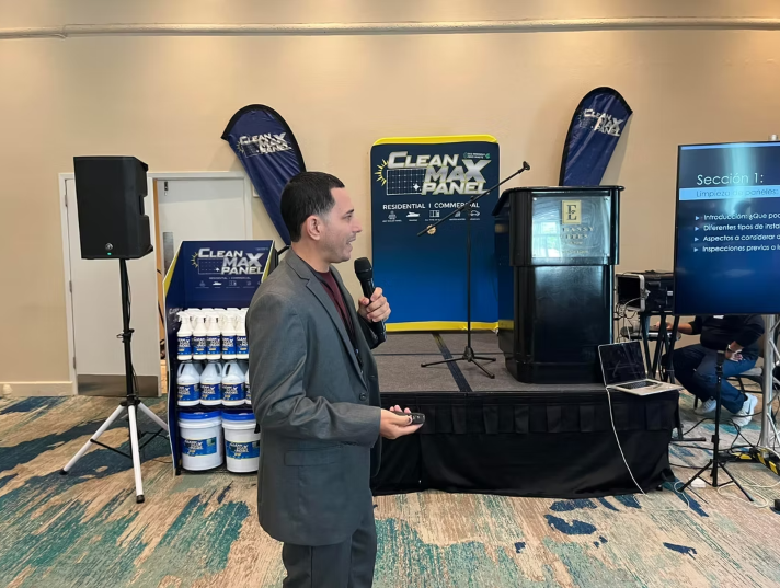 Presentador CleanMax Panel en capacitación con productos y banners