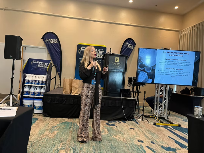 Instructora presentando el sistema CleanMax Panel