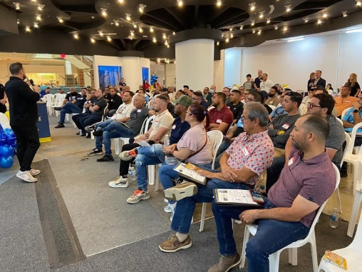 Audiencia asistiendo a capacitación CleanMax Panel