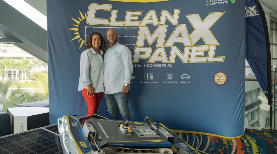 Equipo CleanMax Panel junto al sistema de limpieza sobre panel solar